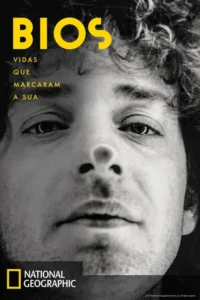 Pôster em P&B com close-up do rosto de um homem. Cabelos encaracolados, expressão pensativa, preenche quase todo o quadro.