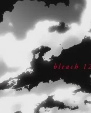Céu dramático com nuvens escuras e pesadas em alto contraste contra um fundo branco brilhante. Clima atmosférico e sombrio.