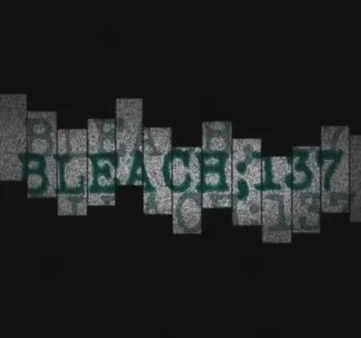 Texto e números verdes granulados sobre blocos cinzas fragmentados, dispostos como um gráfico, em fundo escuro. Atmosfera digital.