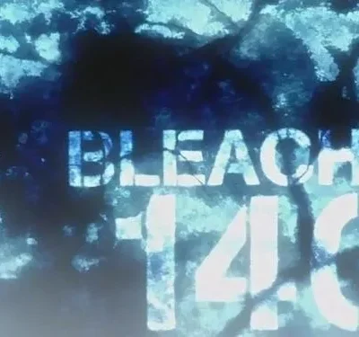 Texto branco e rachado em contraste com um fundo azul-escuro com padrões abstratos. Ambiente frio e misterioso.