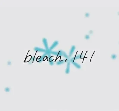 Fundo branco com formas abstratas azuis claras e borradas, como asteriscos e pontos dispersos, criando um clima etéreo.