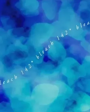 Fundo abstrato de tons azuis e ciano com formas borradas. Remete a água ou nuvens, criando um clima etéreo e calmo.