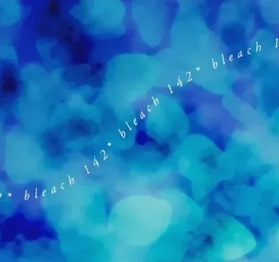 Fundo abstrato de tons azuis e ciano com formas borradas. Remete a água ou nuvens, criando um clima etéreo e calmo.