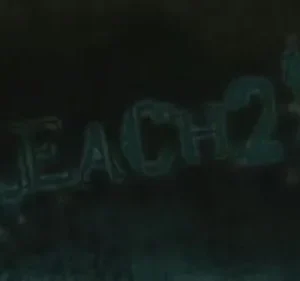 Texto estilizado, azul-esverdeado e luminoso, flutua em um fundo escuro com pontos brilhantes. Atmosfera misteriosa e noturna.