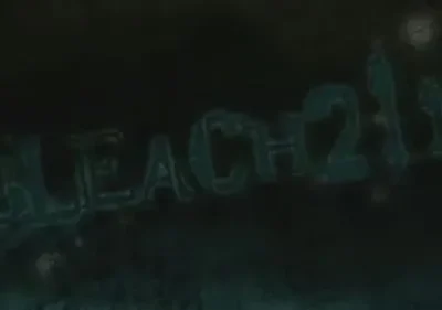 Texto estilizado, azul-esverdeado e luminoso, flutua em um fundo escuro com pontos brilhantes. Atmosfera misteriosa e noturna.