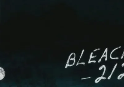 Fundo escuro. Uma esfera branca texturizada pende por um fio à esquerda. Texto branco, como giz, à direita. Clima sombrio e minimalista.