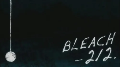 Bleach – T01E212:O tenente Sousuke Aizen se revela como traidor. 1 Fundo escuro. Uma esfera branca texturizada pende por um fio à esquerda. Texto branco,como giz,à direita. Clima sombrio e minimalista.