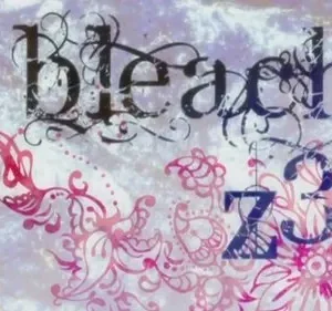 Pôster abstrato. Fundo claro e nebuloso com letras escuras ornamentadas. Detalhes florais rosa e roxos decoram a imagem, criando um clima etéreo.