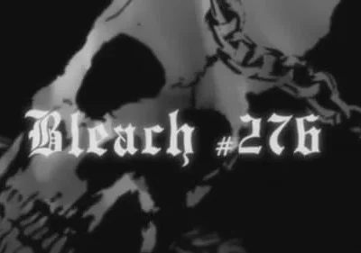 Pôster escuro com um crânio estilizado em tons de cinza, envolto por correntes. O clima é sombrio e gótico.