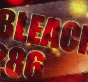 Letreiro inclinado com texto estilizado vermelho metálico e número 286, sobre fundo escuro com luzes quentes e brilhos.