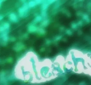 Texto luminoso em branco e verde flutua num fundo verde-água borrado com raios de luz. Clima etéreo e misterioso.