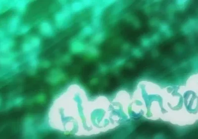 Texto luminoso em branco e verde flutua num fundo verde-água borrado com raios de luz. Clima etéreo e misterioso.