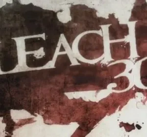 Título grande em branco sobre fundo texturizado com manchas escuras de vermelho e marrom. Ambiente sombrio e desgastado.