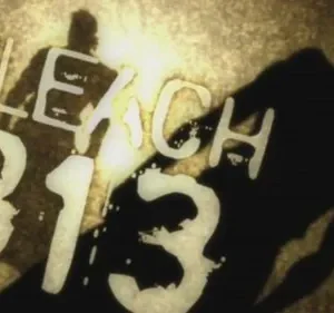 Pôster escuro. Duas silhuetas masculinas em pose de ação, iluminadas por trás. Letras e números brancos, de estilo grunge, no centro.