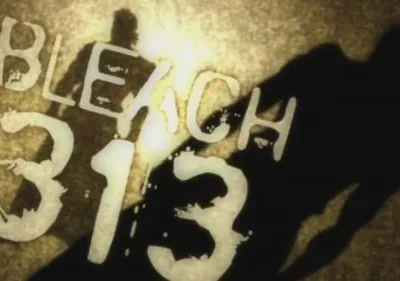 Pôster escuro. Duas silhuetas masculinas em pose de ação, iluminadas por trás. Letras e números brancos, de estilo grunge, no centro.