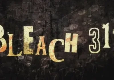 Um letreiro estilizado e desgastado com letras grandes em tom amarelo-laranja e números brancos, sobre um fundo escuro e grunge.