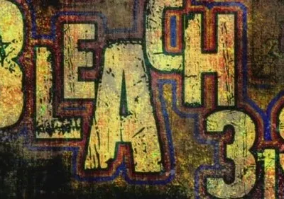 Pôster: Texto vibrante e estilizado em amarelo-dourado com contornos azuis e vermelhos sobre fundo escuro e rústico. Clima grunge.