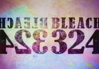 Texto e número '324' em estilo grunge, espelhados, sobre fundo abstrato vibrante de aquarela roxa, azul e rosa.