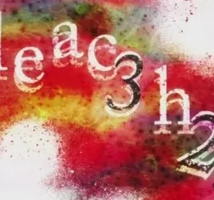 Fundo abstrato com manchas de tinta vermelha e amarela, e grafismos de letras e números em branco e preto. Clima vibrante.