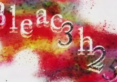 Fundo abstrato com manchas de tinta vermelha e amarela, e grafismos de letras e números em branco e preto. Clima vibrante.