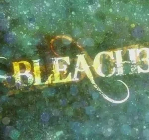 Fundo escuro verde-azulado com pontos de luz e textura. Texto central dourado e branco de estilo arrojado e desgastado. Clima misterioso.