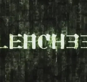 Palavra misteriosa em fonte verde luminosa contra fundo escuro, com textura de grade ou parede rachada. Atmosfera sombria.