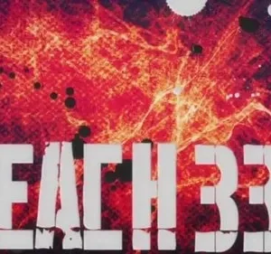 Fundo vermelho-alaranjado vibrante com textura caótica de fogo e energia. Detalhes de respingos de tinta preta e branca. Atmosfera intensa e dinâmica.