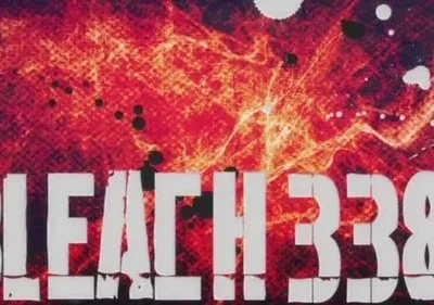 Fundo vermelho-alaranjado vibrante com textura caótica de fogo e energia. Detalhes de respingos de tinta preta e branca. Atmosfera intensa e dinâmica.