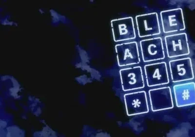 Teclado de telefone azul neon com letras BLEACH e números flutua sobre um céu noturno escuro e nublado.