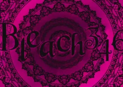 Padrão de renda preta em espiral sobre fundo magenta intenso, criando um túnel visual. O clima é ornamental e misterioso.