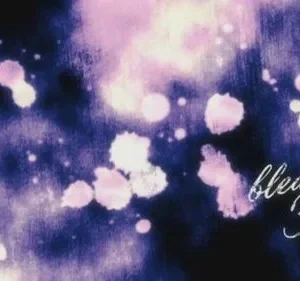 Fundo abstrato em azul e roxo, com manchas e brilhos em tons de rosa e branco. Cria uma atmosfera etérea e misteriosa.