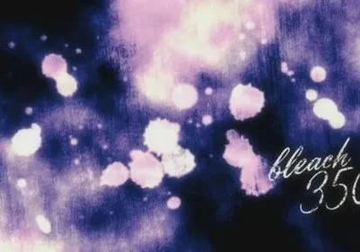 Fundo abstrato em azul e roxo, com manchas e brilhos em tons de rosa e branco. Cria uma atmosfera etérea e misteriosa.