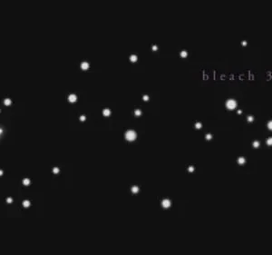 Uma borboleta branca luminosa voa num céu noturno escuro pontilhado de pequenas luzes brilhantes. Clima etéreo e misterioso.