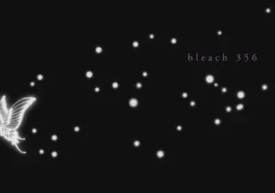 Uma borboleta branca luminosa voa num céu noturno escuro pontilhado de pequenas luzes brilhantes. Clima etéreo e misterioso.