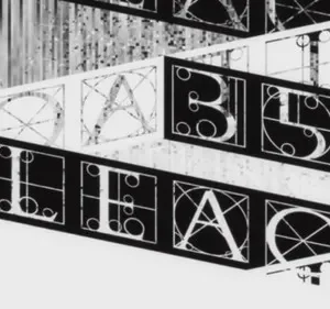 Pôster em P&B: letras e números estilizados em caixas sobrepostas formam uma estrutura abstrata, criando profundidade e clima misterioso.