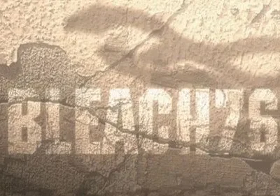 Parede rachada em tons terrosos. Um título esbranquiçado e desbotado está gravado nela, transmitindo um clima antigo e desgastado.