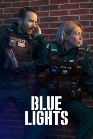 Dois policiais, homem e mulher, em coletes táticos, olham tensos contra parede de tijolos com luz azul. Ela com mão estendida.