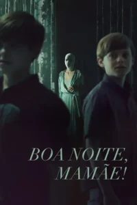 Dois meninos desfocados. Ao fundo,uma mulher com a cabeça totalmente enfaixada e roupão,num ambiente escuro.