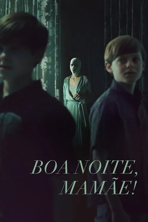 Dois meninos desfocados. Ao fundo,uma mulher com a cabeça totalmente enfaixada e roupão,num ambiente escuro.