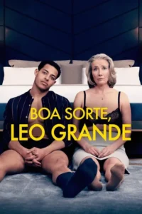 Um jovem confiante e uma mulher apreensiva,de sutiã,sentados no chão de um quarto com parede azul.