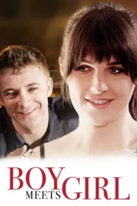 Pôster: Mulher sorridente em primeiro plano com homem sorrindo atrás. Fundo desfocado. Clima romântico e feliz.