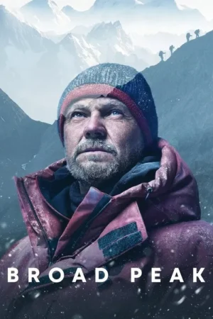 Close-up de homem barbudo em casaco e gorro, olhando para cima na neve. Montanhas nevadas e alpinistas subindo ao fundo. Clima épico de desafio.