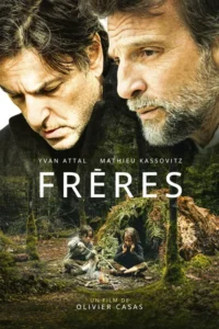 Dois homens adultos de rosto sério sobrepostos a duas crianças junto a uma fogueira numa floresta escura e densa.