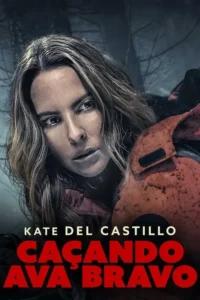 Mulher de cabelos revoltos e jaqueta avermelhada, olhar sério e vigilante. Fundo escuro de floresta, clima de suspense.