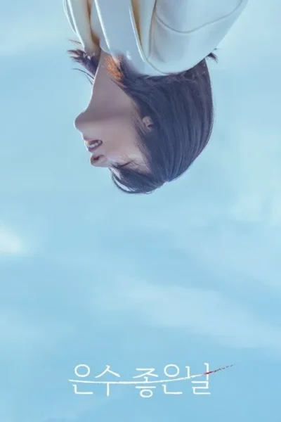 Rosto de uma pessoa com cabelos escuros, de cabeça para baixo, contra um céu azul claro. Expressão tranquila e ligeiramente sorridente.