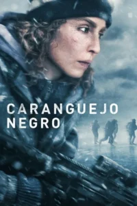 Close-up de mulher determinada com cicatriz,rifle,sob nevasca. Grupo de figuras caminha no fundo. Cenário gélido e sombrio.