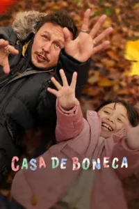 Homem e menina sorrindo e estendendo as mãos para a câmera, deitados em um cenário de folhas de outono. Clima alegre.