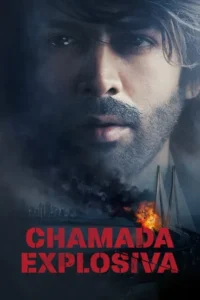 Close-up de homem barbudo com olhar intenso. Abaixo,uma cidade com ponte em chamas e fumaça escura. Clima dramático.
