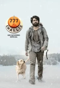 Homem barbudo com mochila e labrador caminham em paisagem nevada,com floresta ao fundo. Clima de jornada.