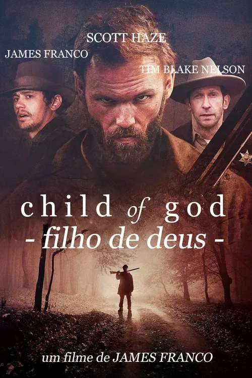 Child of God 1 Pôster sombrio:Homem barbudo intenso ladeado por dois homens de chapéu. Abaixo,figura com rifle em floresta nebulosa.